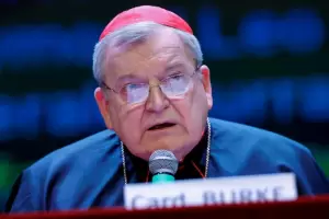 Francisco despoj de algunos privilegios a un cardenal conservador estadounidense