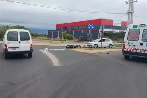 Motociclista result lesionado tras colisionar con una camioneta
