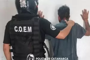Robaban un neumtico y fueron detenidos