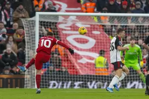 Para cerrar el estadio: el increble golazo de Alexis MacAllister para Liverpool