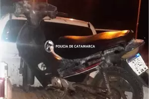 Robaron moto, la ocultaron en la maleza pero la recuperan
