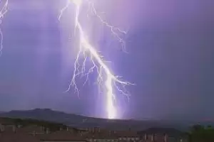 Un hombre fue alcanzando por un rayo y muri