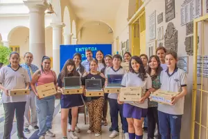 Educacin entreg 300 netbooks ms a estudiantes de dos escuelas de Capital