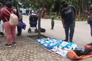 Plaza 25 de Mayo: artesanos reclamaron su lugar para vender en las festividades