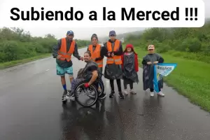 Emotivo cruce de la Cuesta del Totoral de Ren, el peregrino tucumano, bajo la lluvia