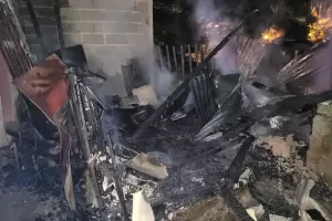 Investigan el incendio total de una precaria vivienda