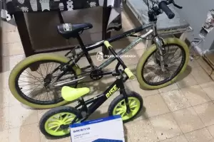 Aprehendieron a dos personas que vendan lo robado de un comercio