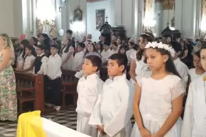 Emotivo homenaje de los ni�os de la catequesis y sus catequistas a la Virgen