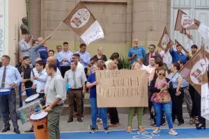 Trabajadores Judiciales protestaron frente a la Legislatura y luego marcharon a la Corte