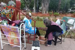 Fiestas Marianas: brindan el servicio de lavar los pies de los peregrinos