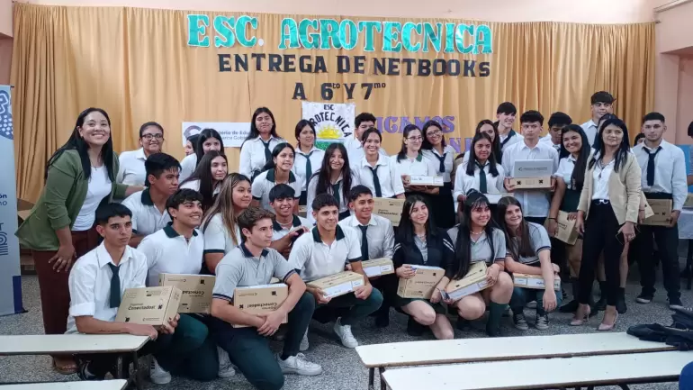 240 estudiantes mas del departamento santa rosa ya cuentan con su computadora 2