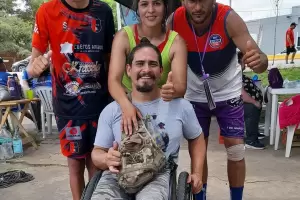 Junto a miles de peregrinos, Ren, el joven tucumano, lleg y espera por estar frente a la Virgen