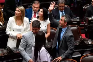 Tras unos momentos de tensin, arranc la sesin de jura de los 130 Diputados