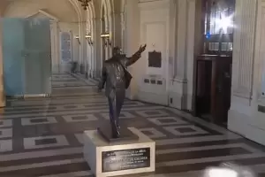 La estatua de Nstor Kirchner ya no est en el CCK: Se la llev Cristina