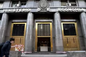 En solo un mes, la deuda pblica aument u$s6.318 millones