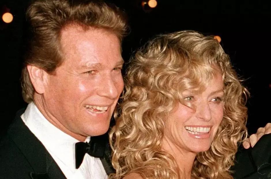 Ryan O'Neal y Farrah Fawcett, en 1989 (ASOCIATED PRESS)