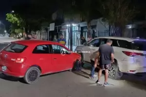 Tras un siniestro vial, amenaz a un hombre con un arma