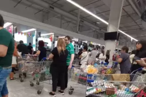 Boom de consumo: supermercados y mayoristas colmados para protegerse de los aumentos