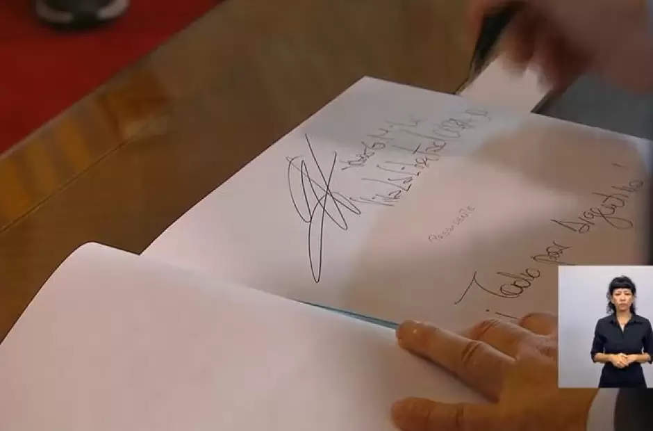 MIlei en su firma en el lLbro de honor