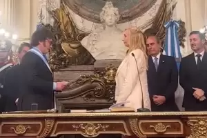 Javier Milei no pudo contener las lgrimas al tomarle juramento a su hermana Karina