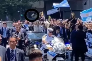 Video: el momento en el que le tiraron un botellazo a Milei mientras iba a la Casa Rosada