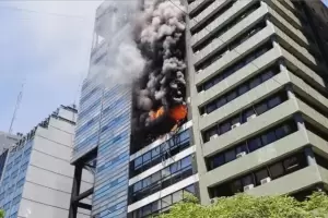 Voraz incendio en Buenos Aires: una mujer falleci y hay 80 personas hospitalizadas