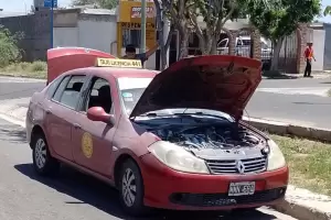 Un taxi se incendi en Capital