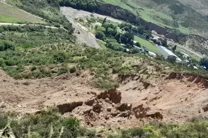 Vecinos de El Lindero alertan por el inminente desprendimiento del cerro con otro alud