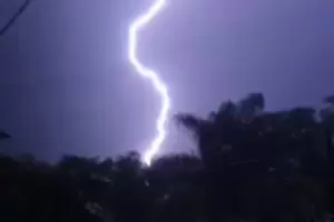 Por la tormenta, cay un rayo en San Pedro de Guasayn y es viral