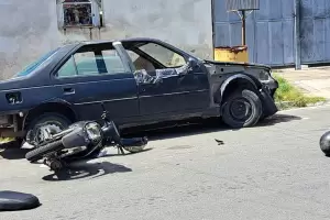 Motociclista derrap y choc con un vehculo estacionado