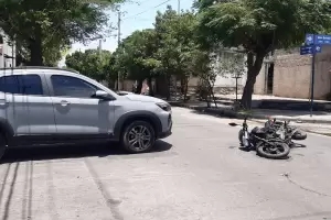 Una moto y un automvil protagonizaron un siniestro vial