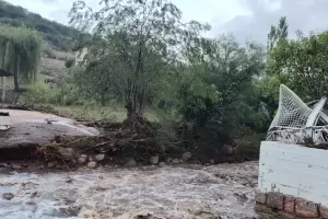 Las Juntas: Tormenta caus la crecida del ro, dej destrozos en el camping y una familia debi ser evacuada