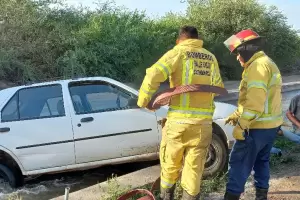 Un automvil termin dentro de un canal en Valle Viejo