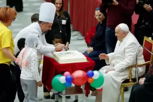 Francisco cumple 87 aos y lo celebr con nios del centro peditrico del Vaticano