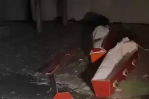 Horror: Por los fuertes vientos, dos atades salieron disparados de una casa funeraria