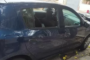Le reventaron el vidrio del auto para robarle