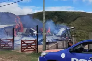 Un voraz incendio consumi una precaria vivienda en Aconquija