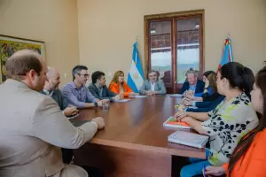 Confirman el pago del aguinaldo y que se evala un bono para becados