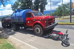 Un camin de Aguas de Catamarca choc a un motociclista en una esquina con semforo