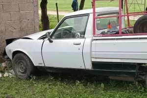 Siniestro vial: Un hombre choc contra la pared de un domicilio