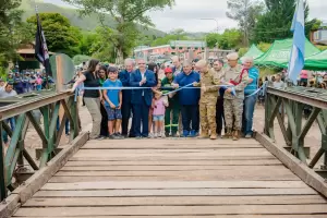 Con la presencia del Gobernador, qued habilitado el puente provisorio en Las Juntas