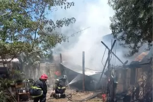 Bomberos lograron sofocar un voraz incendio en un depsito