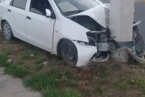 Conductor colision contra un poste de luz en Valle Chico