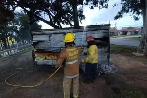 Bomberos combatieron un voraz incendio en un puesto de comida