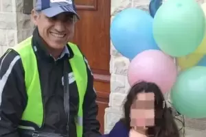 Un juez se disfraz de cartero y le entreg un regalo a una nena para confirmarle su adopcin
