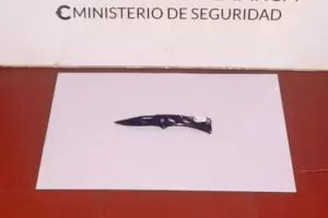 Violento amenaz con un arma blanca en pleno centro