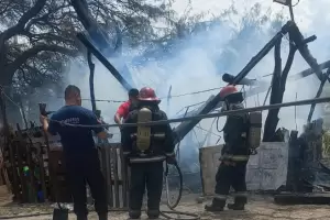 Tragedia en la previa de Nochebuena: Perdi la casa por un incendio en el barrio Mi Gauchito