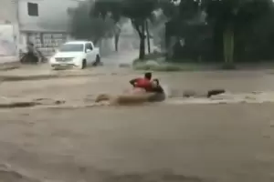 Una mujer cay� de una moto y fue arrastrada por la correntada