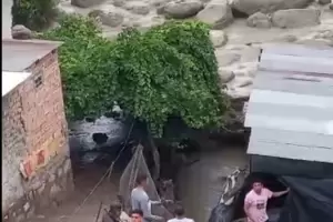 Momento dramtico en Rincn: vecinos rescataron a un hombre que viva en la rivera del ro