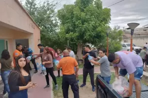 Tras la crecida que aisl a los vecinos de Rincn, en Saujil renen agua mineral para distribuir